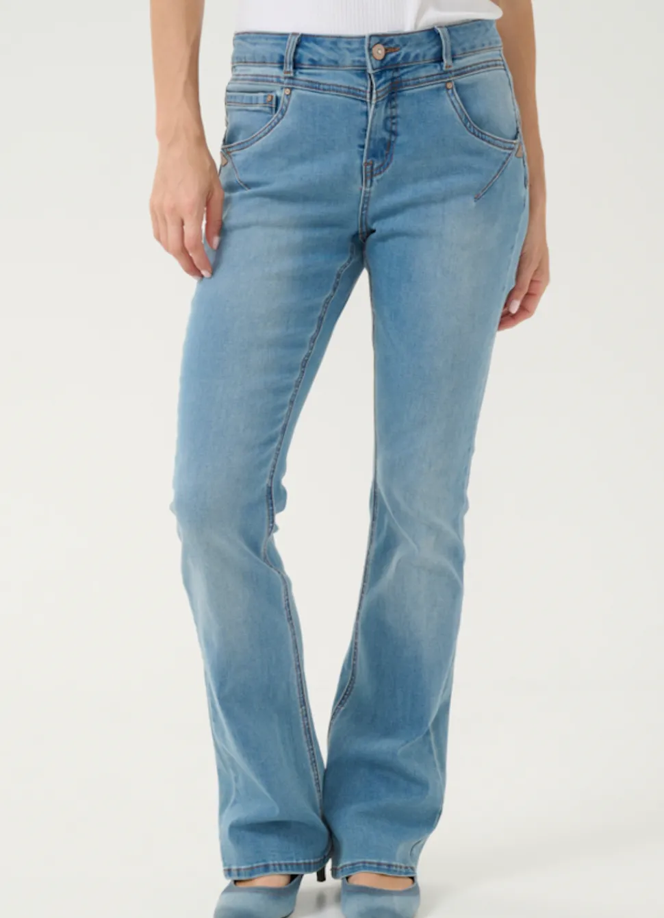 amalie_bootcut_jeans_in_a_2.webp Amalie Bootcut Jeans in Austin Light Denim Blue