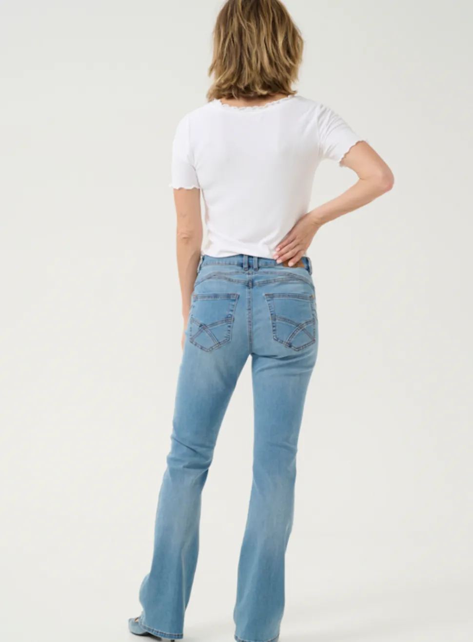 amalie_bootcut_jeans_in_a_5.webp Amalie Bootcut Jeans in Austin Light Denim Blue