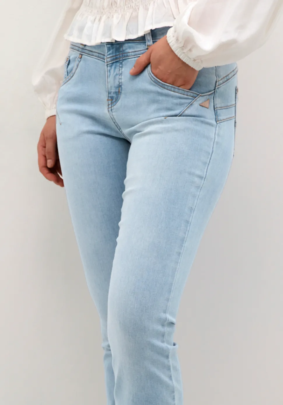amalie_bootcut_jeans_in_a_9.webp Amalie Bootcut Jeans in Austin Light Denim Blue