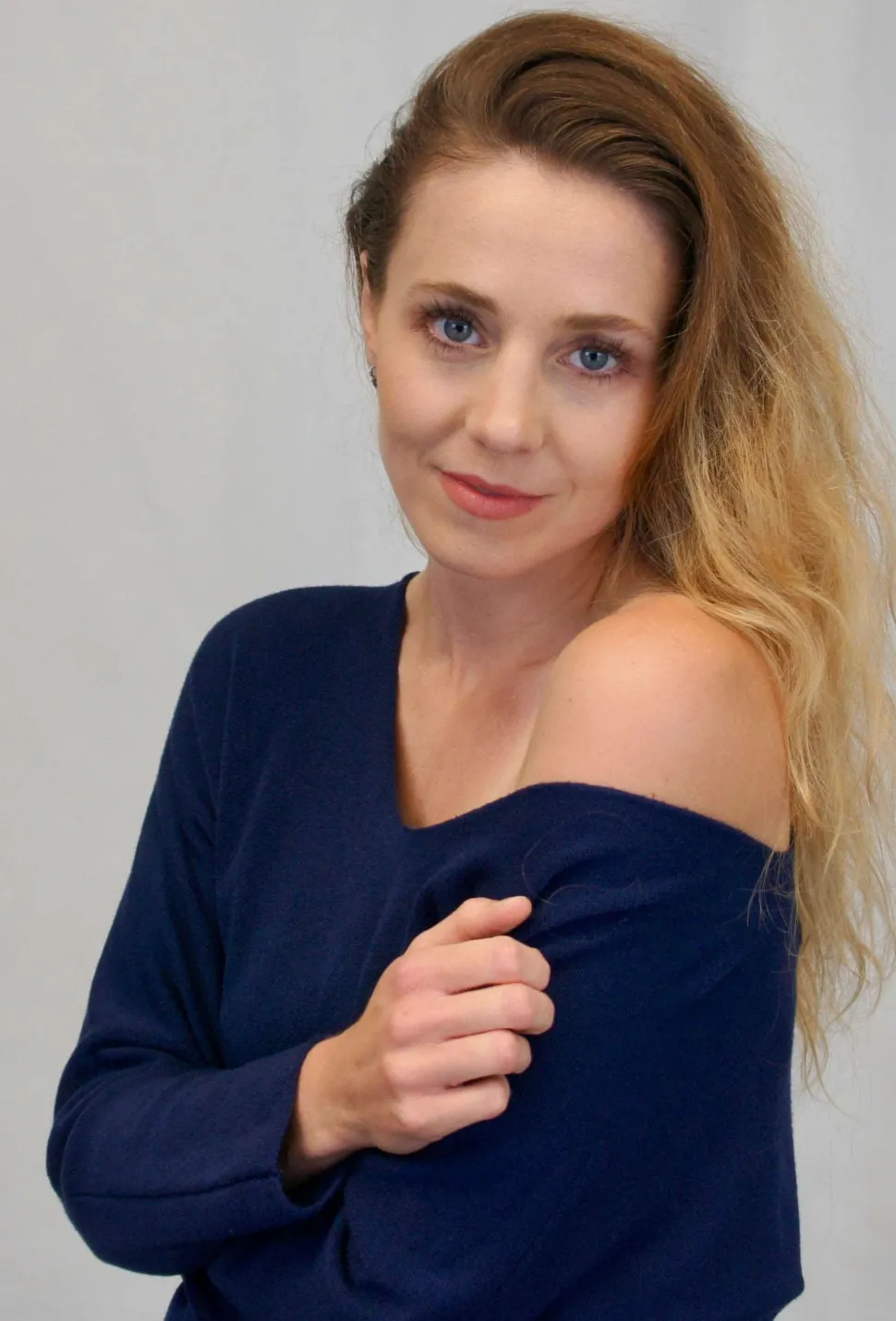 cashmere_mix_v_neck_knit__0-4.webp Cashmere Mix V Neck Knit in Blues & Teals