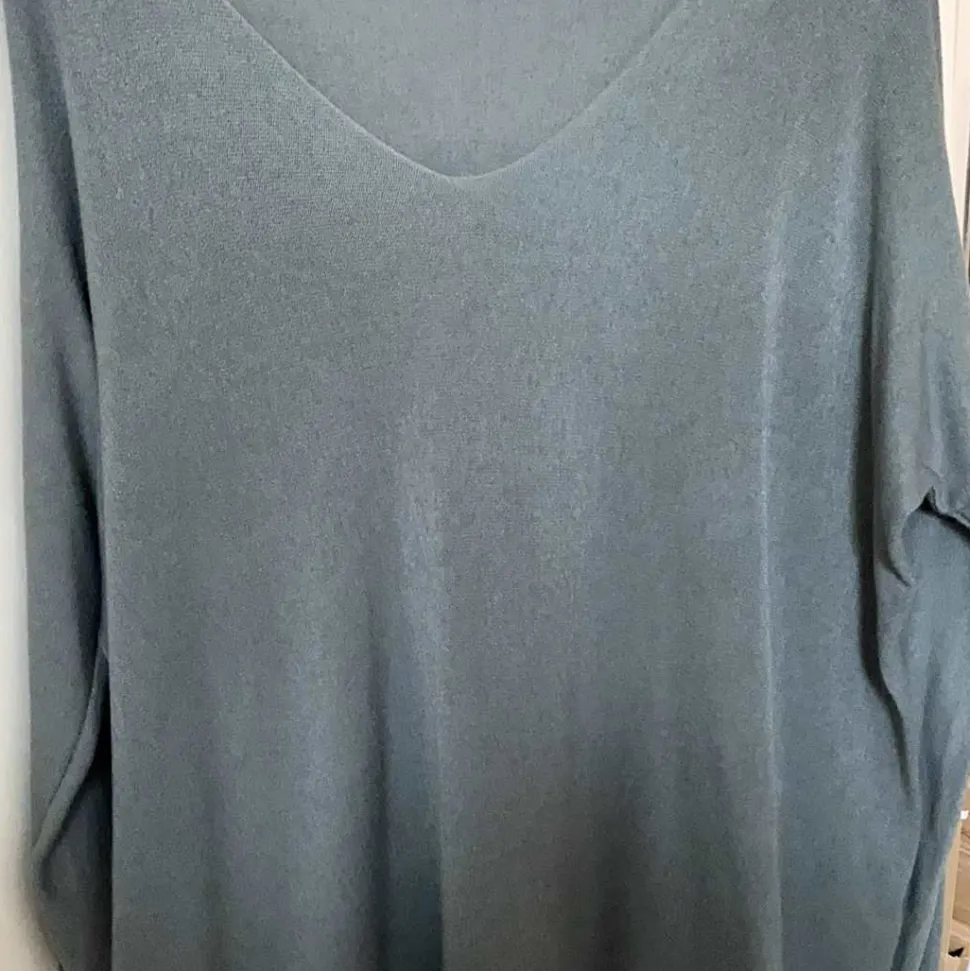 cashmere_mix_v_neck_knit__6-1.webp Cashmere Mix V Neck Knit in Greys & Black