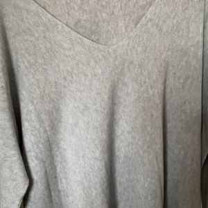 Cashmere Mix V Neck Knit in Greys & Black