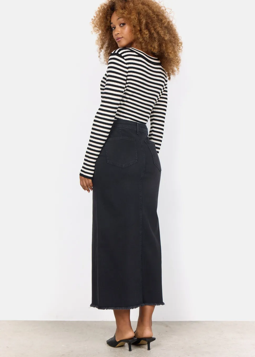 kimberly__denim_skirt_2-1.webp Kimberly 26 Denim Skirt