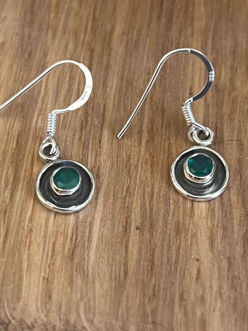 solid_silver_green_onyx_r_2.webp Solid Silver Green Onyx Round Drop Earrings
