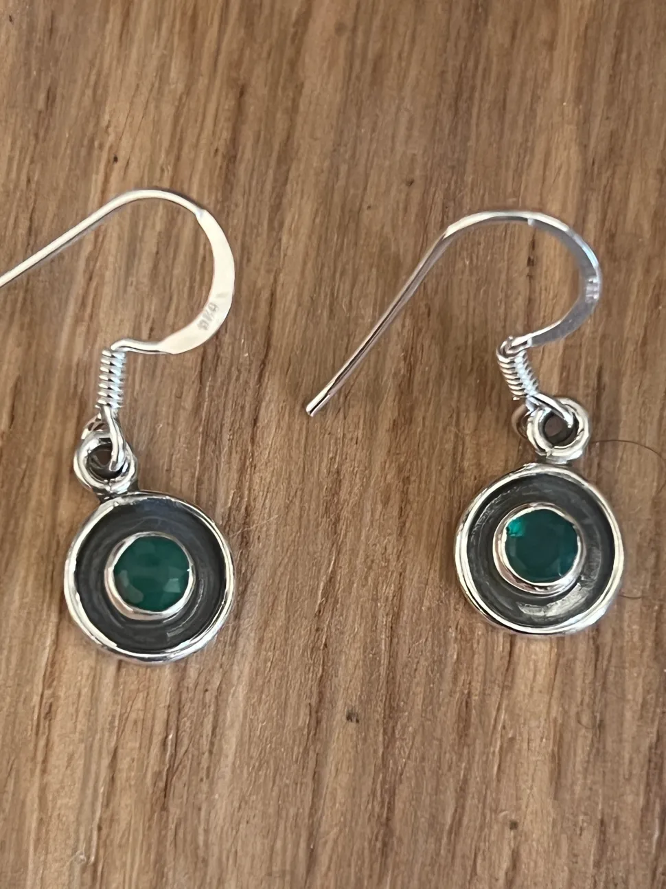 solid_silver_green_onyx_r_3.webp Solid Silver Green Onyx Round Drop Earrings